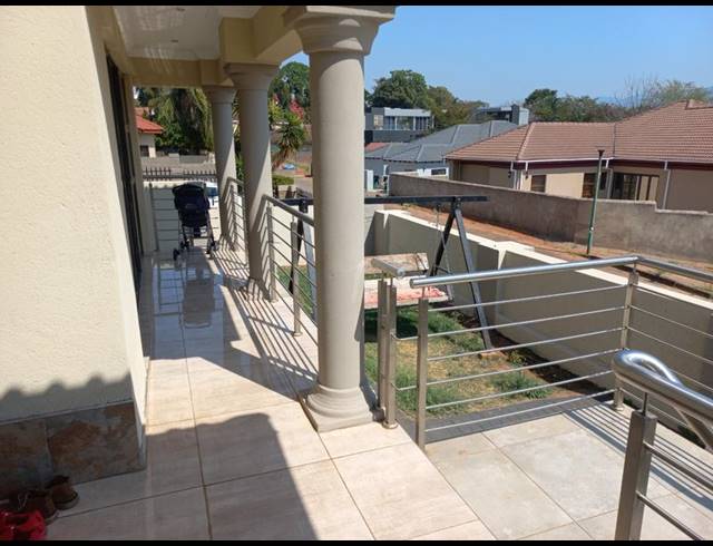 4 BEDROOM HOUSE FOR SALE IN GOLDEN ACRES ESTATE